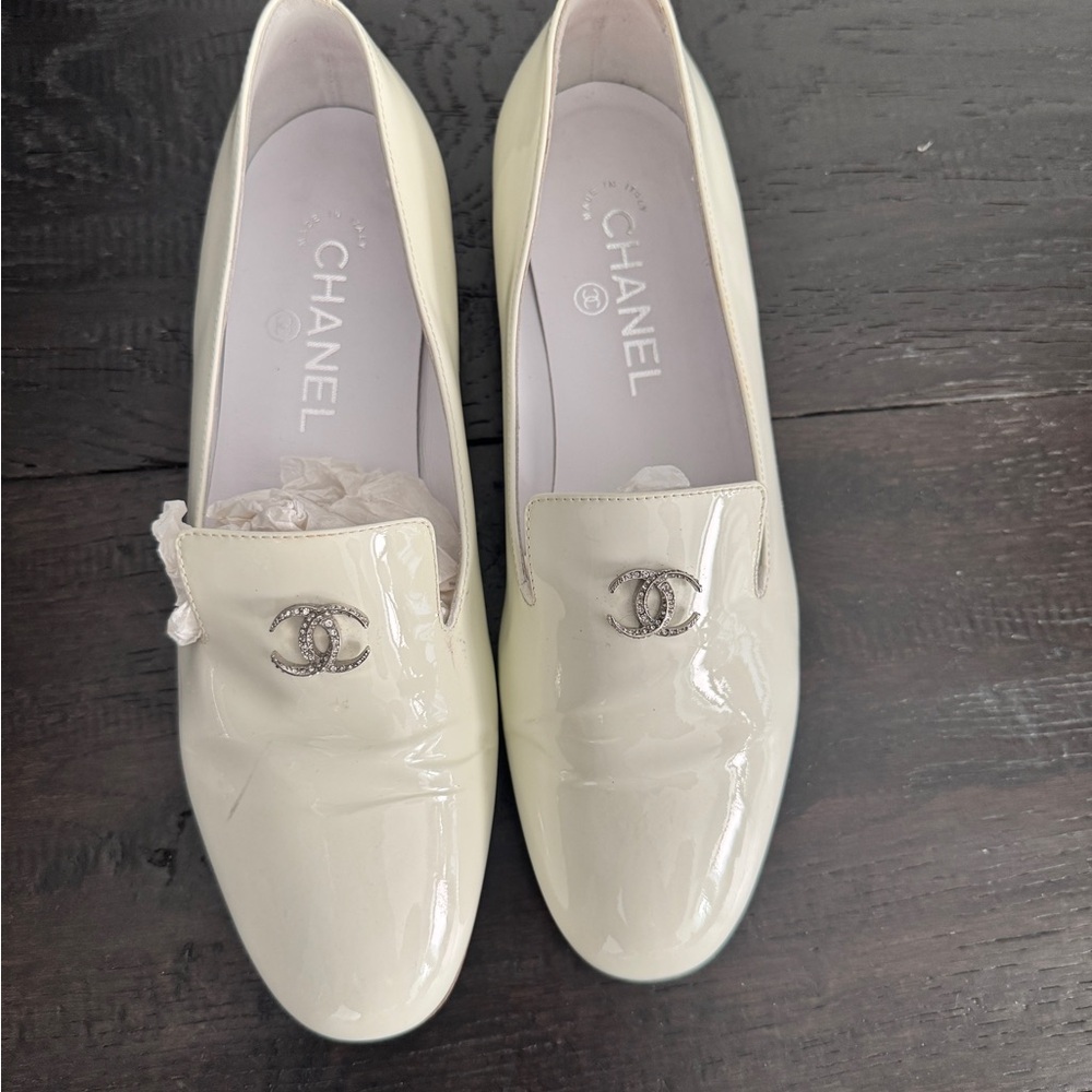 CHANEL Cream Leather Flats with Silver CC Logo